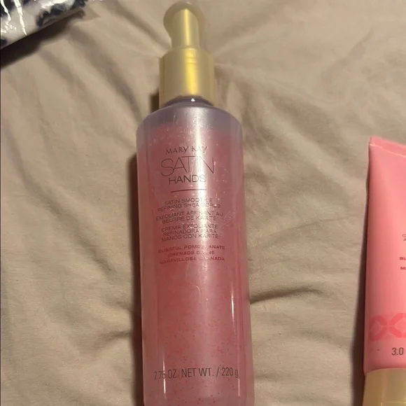 Mary Kay Satin Hands Set - Picture 4 of 5